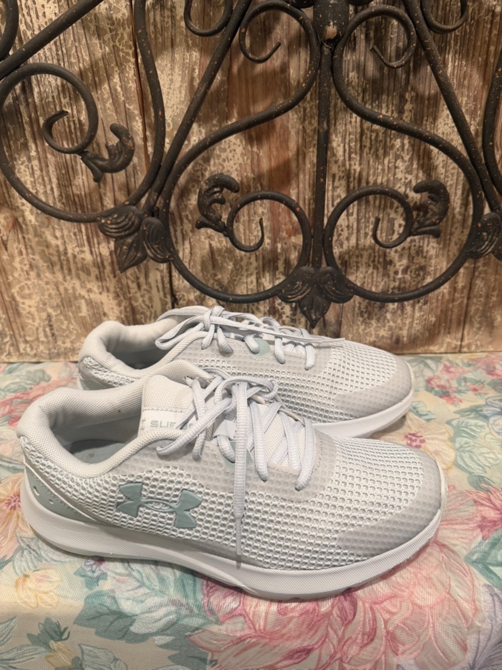 Under Armour US Womens Size 8.5 Charged Surge 4 Running Shoes